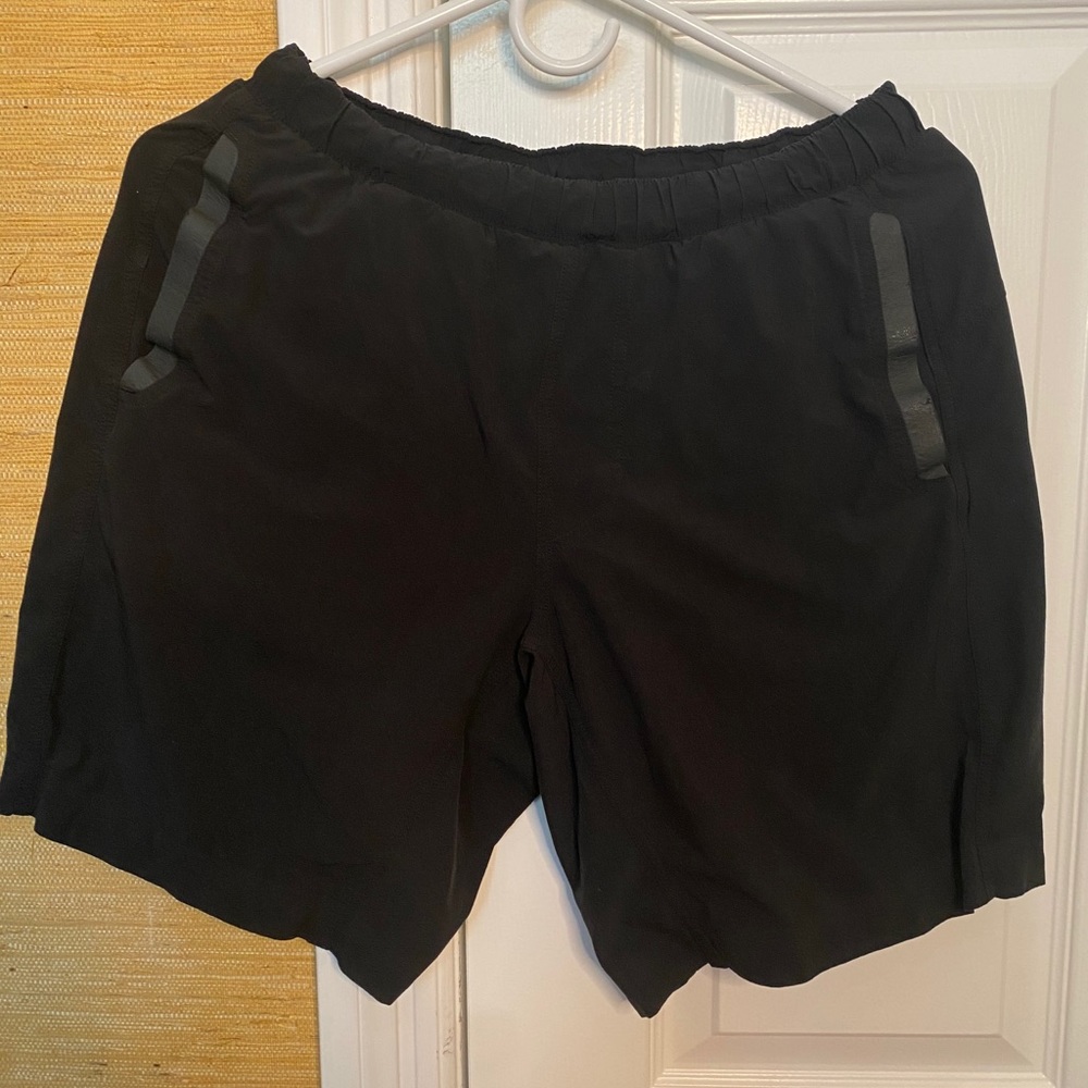 Men’s Lululemon mid-thigh shorts - S